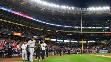 David Ortiz se quita su gorra para agradecer la ovación de los aficionados en el Yankee Stadium.