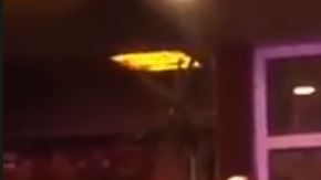 Un testigo grabó cuando El-Amin golpeó con una silla a la pareja gay.