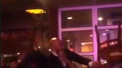 Un testigo grabó cuando El-Amin golpeó con una silla a la pareja gay.