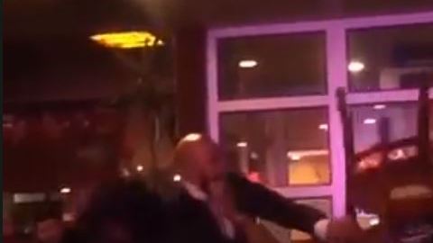 Un testigo grabó cuando El-Amin golpeó con una silla a la pareja gay.