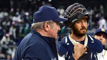 La serie de televisión 'Pitch' se trata del asombroso ascenso de la lanzadora Ginny Baker (der.), quien es contratada por los Padres de San Diego.