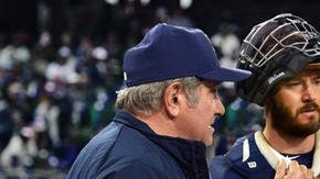 La serie de televisión 'Pitch' se trata del asombroso ascenso de la lanzadora Ginny Baker (der.), quien es contratada por los Padres de San Diego.