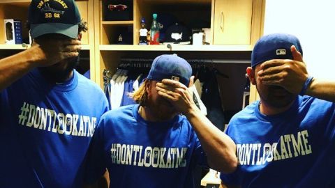 Kenley Jansen, Justin Turner y Adrián González vistieron sus playeras de "No me mires" en alusión a la provocación de Madison Bumgarner, pitcher de los Gigantes, para Yasiel Puig.