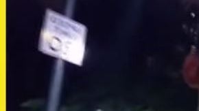 El ladrón (tras el hombre de la camiseta amarilla) asaltó a la víctima cerca de Central Park.