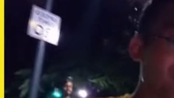 El ladrón (tras el hombre de la camiseta amarilla) asaltó a la víctima cerca de Central Park.