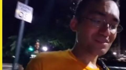 El ladrón (tras el hombre de la camiseta amarilla) asaltó a la víctima cerca de Central Park.