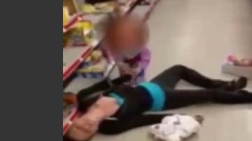 La madre enfrenta cargos por poner en riesgo el bienestar de un menor.