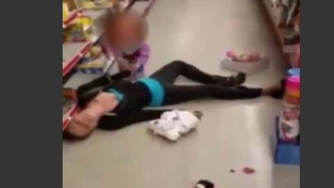 La madre enfrenta cargos por poner en riesgo el bienestar de un menor.