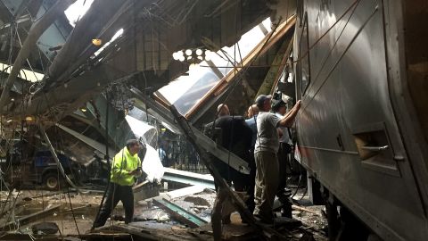 El choque contra la estación provocó la destrucción total de la estructura.