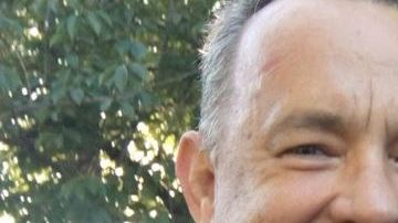 Tom Hanks se hizo un selfie con la pareja en plena sesión de fotos.