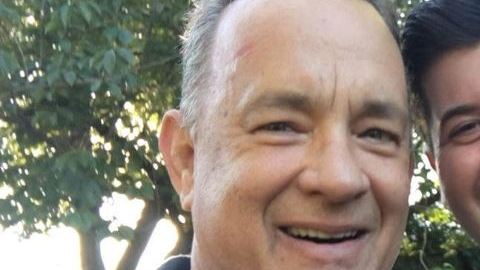 Tom Hanks se hizo un selfie con la pareja en plena sesión de fotos.