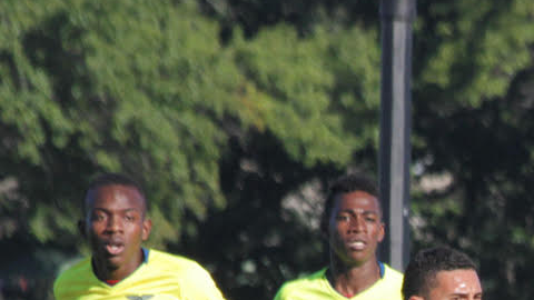 Una acción en el encuentro dominical entre Ecuador sub-20 y Zafiro.