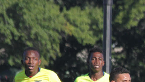 Una acción en el encuentro dominical entre Ecuador sub-20 y Zafiro.