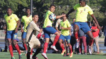 Una acción en el encuentro dominical entre Ecuador sub-20 y Zafiro.