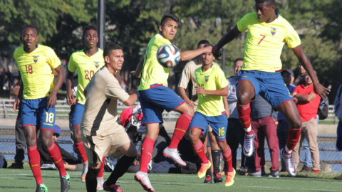 Una acción en el encuentro dominical entre Ecuador sub-20 y Zafiro.