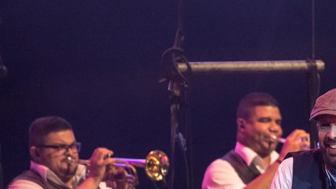 Juan Luis Guerra junto a su banda