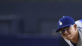 Julio Urías lanza en el primer inning en San Diego.