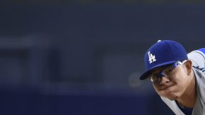 Julio Urías lanza en el primer inning en San Diego.