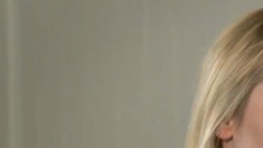 Kimberly Dos Ramos en una escena candente de "Vino El Amor"