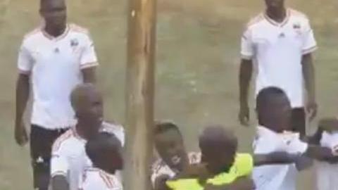 Increíble pelea en el fútbol de Zimbawe.