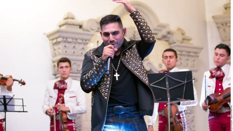 Ese mismo día, Espinoza se cayó en una presentación, aunque no sufrió heridas de gravedad.