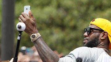 LeBron James considera que Clinton difunde un mensaje de unión y paz.