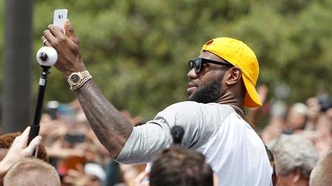 LeBron James considera que Clinton difunde un mensaje de unión y paz.