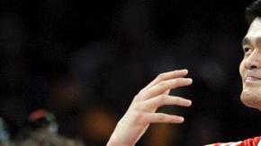 A partir del 2 de febrero de 2017, la camiseta con el número 11 de Yao Ming estará en lo más alto del Toyota Center.