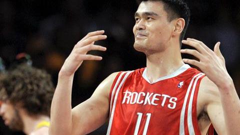 A partir del 2 de febrero de 2017, la camiseta con el número 11 de Yao Ming estará en lo más alto del Toyota Center.