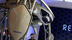 FORPHEUS es el nombre de este instructor inteligente y se exhibe en una feria de tecnología en Japón.