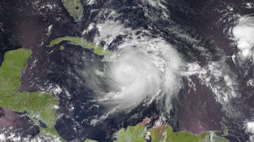 El Huracán Matthew a su paso por el Caribe. Su trayectoria será paralela a la costa de Florida y podría tocar tierra en algún punto del centro del estado.