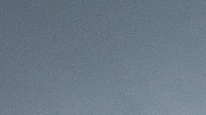 Una palmera derribada por los efectos del huracán Matthew permanece caída cortando el carril de una carretera en Fort Piece, Florida.