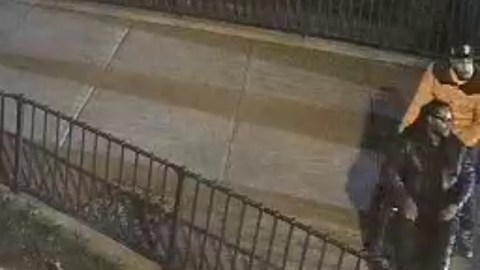 Se busca a dos individuos sospechosos de asesinar a hombre en El Bronx.
