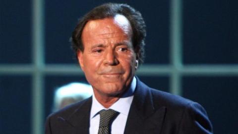Julio quisiera saber si la personalidad de Mario resulta tan "interesante" como sus ensayos y novelas.