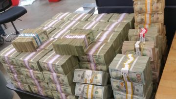 Dos personas fueron detenidas en posesión de más de US$3 millones en efectivo.