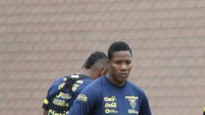 Jugadores ecuatorianos entrenaban la mañana del martes con cierta normalidad, pero tuvieron que retirarse ante la persistente lluvia.