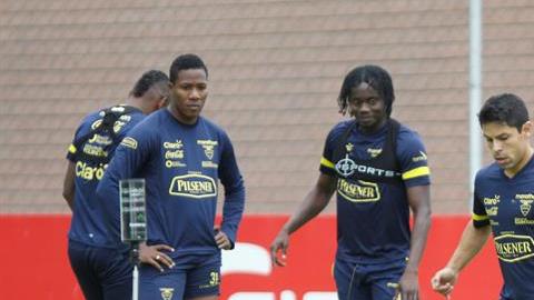 Jugadores ecuatorianos entrenaban la mañana del martes con cierta normalidad, pero tuvieron que retirarse ante la persistente lluvia.