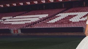 Uno de los 24 vestidos de novia diseñados por la estilista portuguesa Micaela Oliveira que se presentarán este jueves en el Estadio de la Luz de Lisboa.