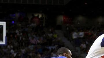 El alero del Real Madrid, Rudi Fernández  intenta superar la defensa de los jugadores del Oklahoma City Thunder, Russell Westbrook y el pivot turco Enes Gulen.