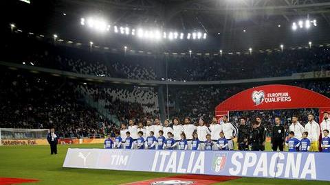 La selección española y la italiana posan antes del inicio del partido de clasificación para el mundial de Rusia 2018.