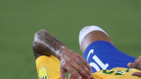 Neymar, bañado en sangre tuvo que ser reemplazado.