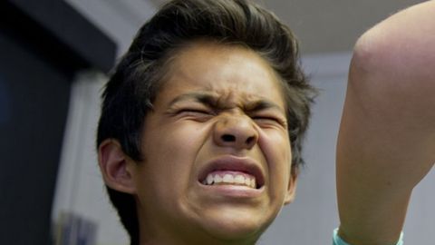 La vacuna contra la difteria la reciben los niños en edad temprana, pero requiere un refuerzo años después.