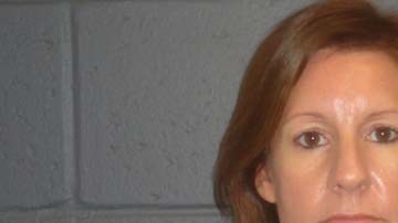 La mujer, supuestamente, se agrandó los senos para atraer al muchacho.