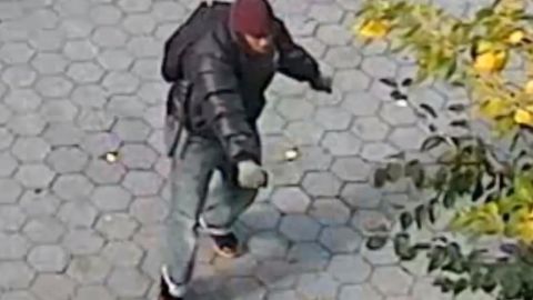 El agresor se acercó por detrás al anciano y lo golpeó, tirándolo al piso.
