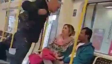 Los ataques racistas en los trenes de Reino Unido se han vuelto tendencia.