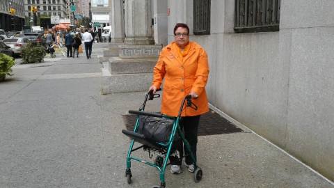 Carmen Rivera, de 62 años, vive en un apartamento de El Bronx junto a su esposo.