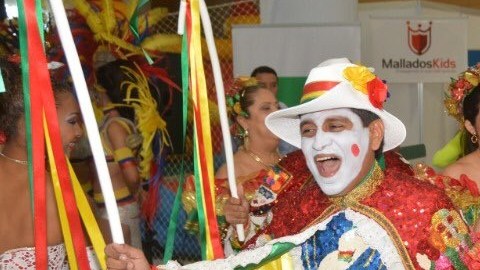 Bailarines del Carnaval de Barranquilla  asisten al Desfile de la Hispanidad