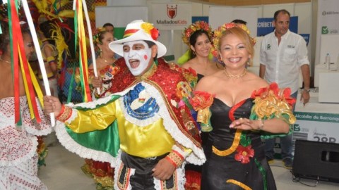 Bailarines del Carnaval de Barranquilla asisten al Desfile de la Hispanidad