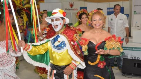 Bailarines del Carnaval de Barranquilla  asisten al Desfile de la Hispanidad