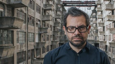 El artista Pedro Reyes quiere hablar de problemas que causan miedo en EE.UU., como la violencia y la injusticia social.